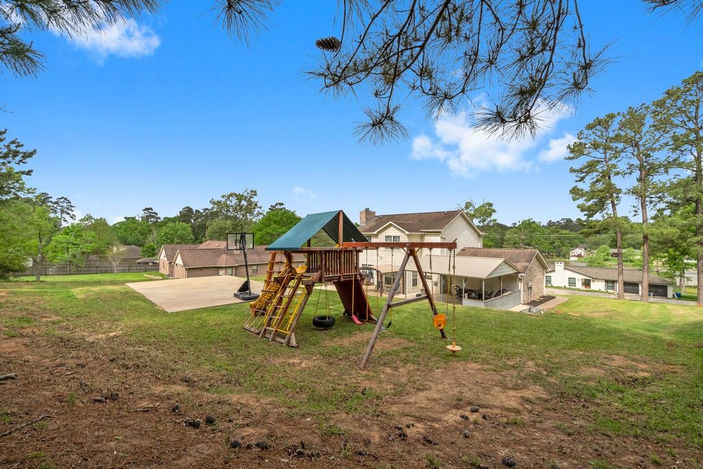 Image 41 of property listing at 746 E Lake Drive, Livingston, TX 77351