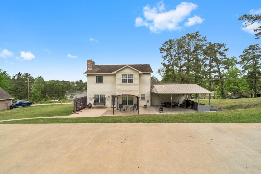 Image 42 of property listing at 746 E Lake Drive, Livingston, TX 77351