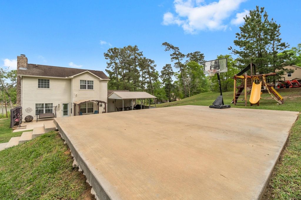 Image 43 of property listing at 746 E Lake Drive, Livingston, TX 77351