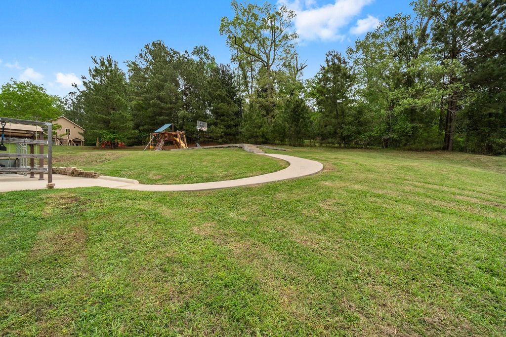 Image 46 of property listing at 746 E Lake Drive, Livingston, TX 77351