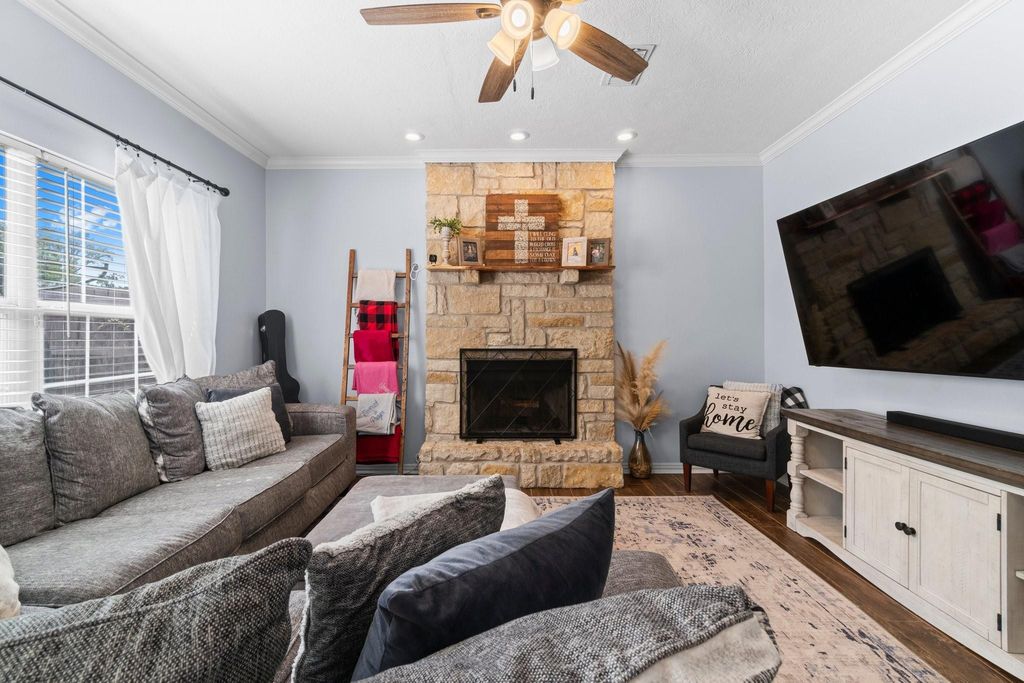 Image 5 of property listing at 746 E Lake Drive, Livingston, TX 77351