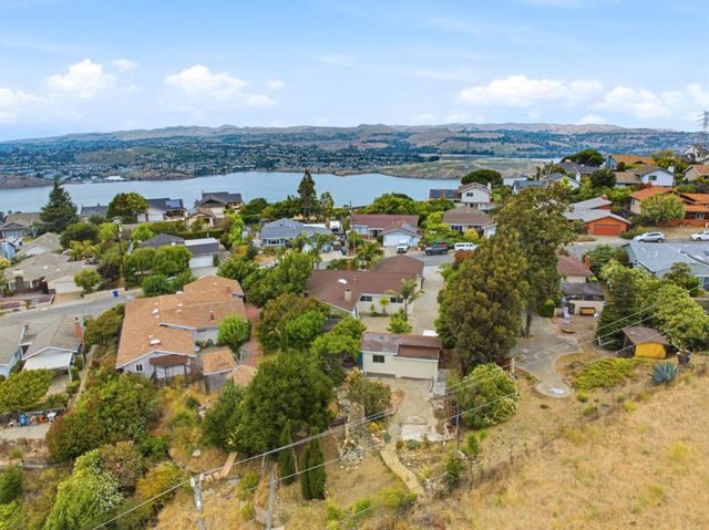 92 Welle Road, Crockett, CA 94525