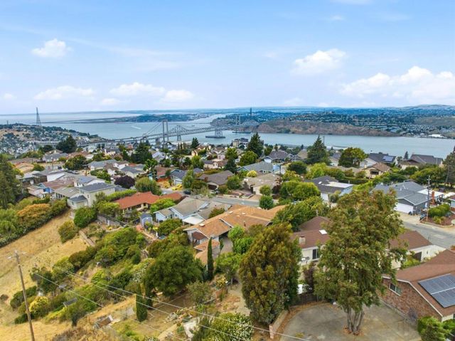92 Welle Road, Crockett, CA 94525