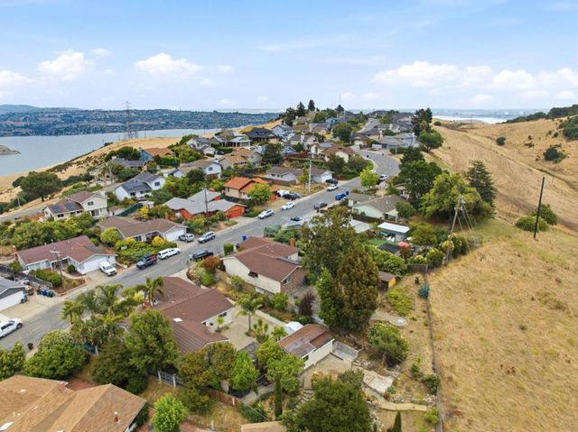 92 Welle Road, Crockett, CA 94525