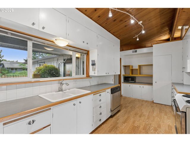 616 Se 175TH Pl, Portland, OR 97233