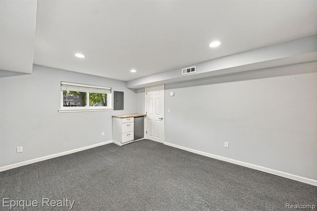 8580 Nancy Avenue, Utica, MI 48317
