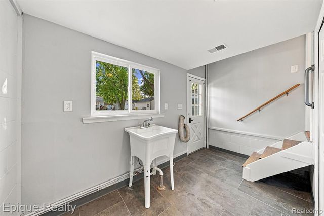 8580 Nancy Avenue, Utica, MI 48317