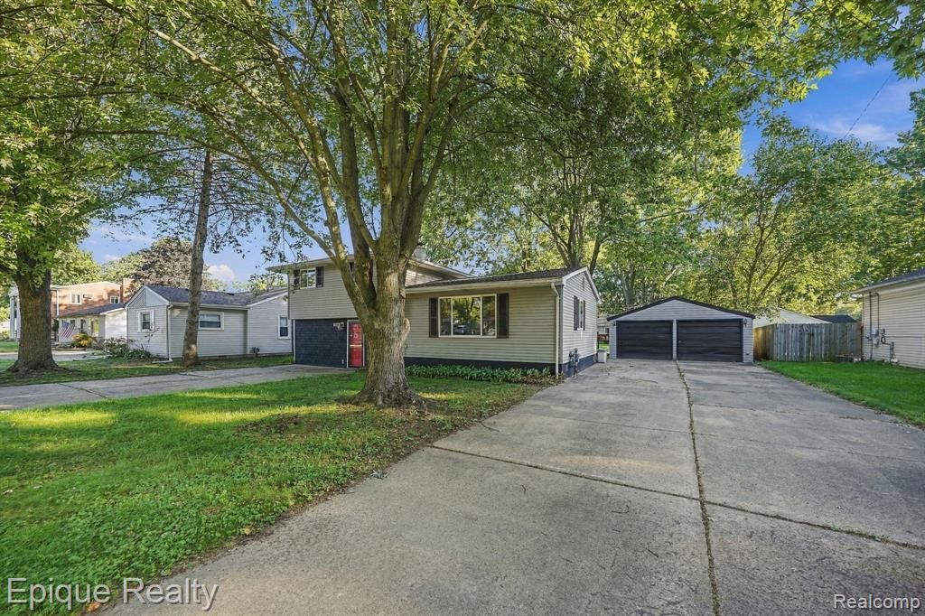 8580 Nancy Avenue, Utica, MI 48317