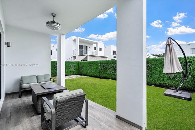 10330 NW 68th St, Doral, FL 33178