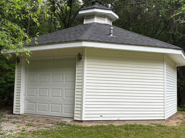 8492 N 1050 E Road, Walkerton, IN 46574