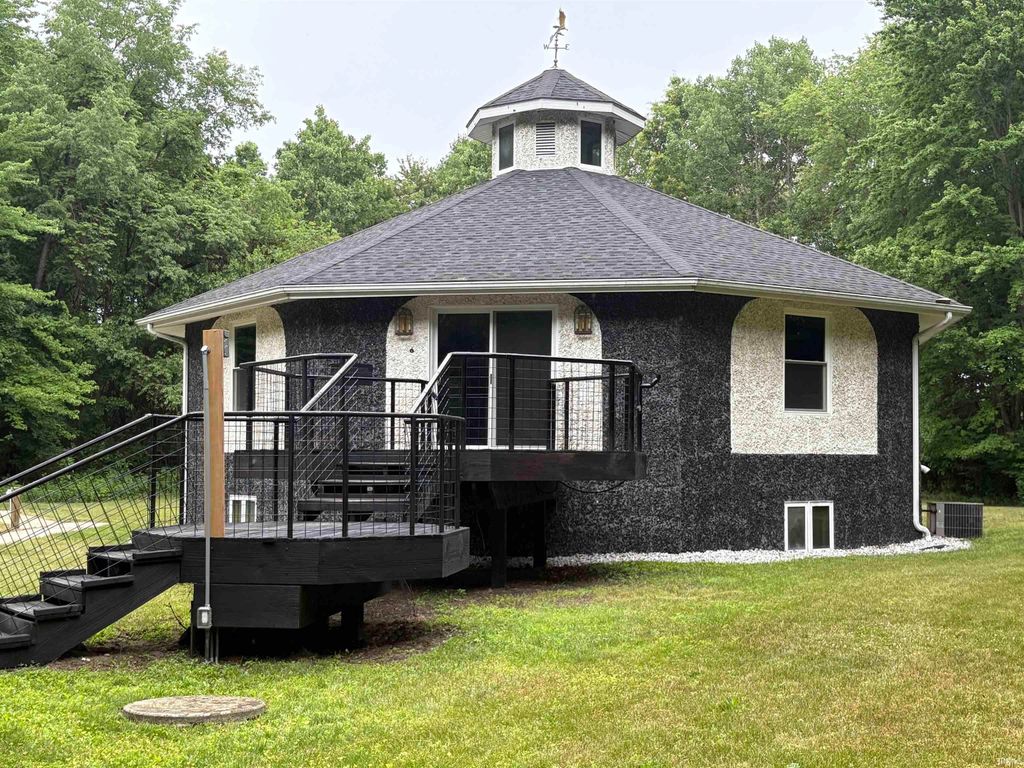 8492 N 1050 E Road, Walkerton, IN 46574