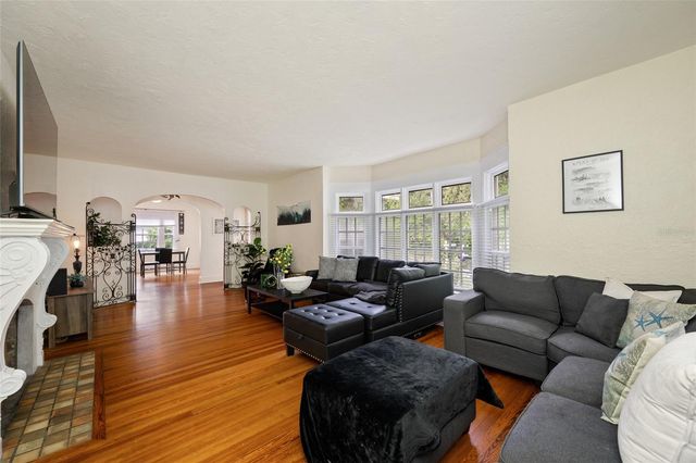 1225 11TH STREET N, St Petersburg, FL 33705