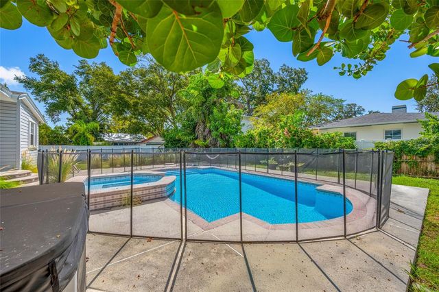 1225 11TH STREET N, St Petersburg, FL 33705