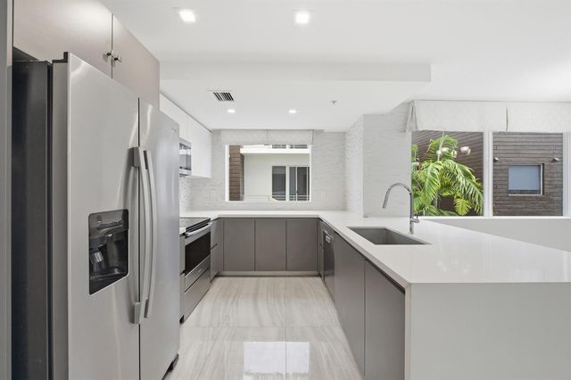 714 NE 14th Avenue 102, Fort Lauderdale, FL 33304
