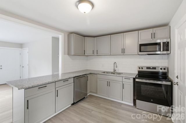 2725 Thornton Road, Charlotte, NC 28208