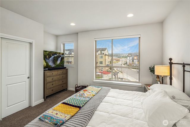 1027 6th Walk NE, Issaquah, WA 98029