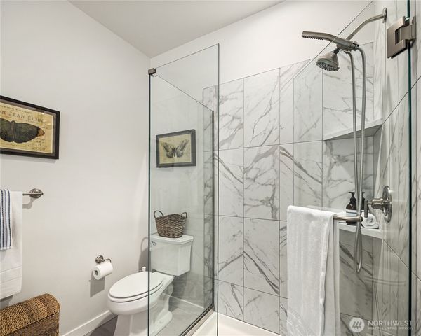 1027 6th Walk NE, Issaquah, WA 98029