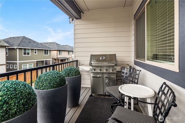 1027 6th Walk NE, Issaquah, WA 98029