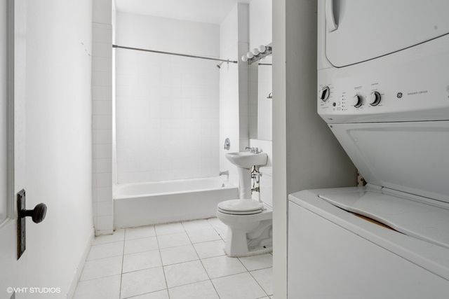 3028 W EASTWOOD Avenue, Chicago, IL 60625