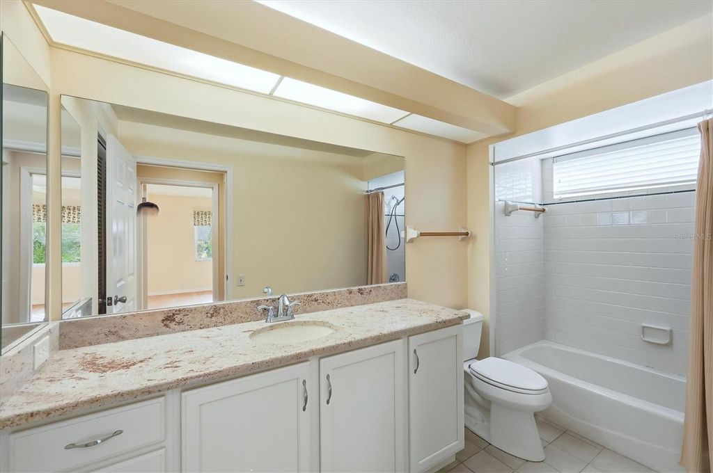 Image 24 of property listing at 1041 BECKLEY CIRCLE, Venice, FL 34292