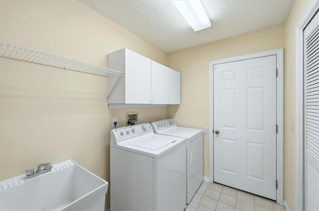 Image 27 of property listing at 1041 BECKLEY CIRCLE, Venice, FL 34292