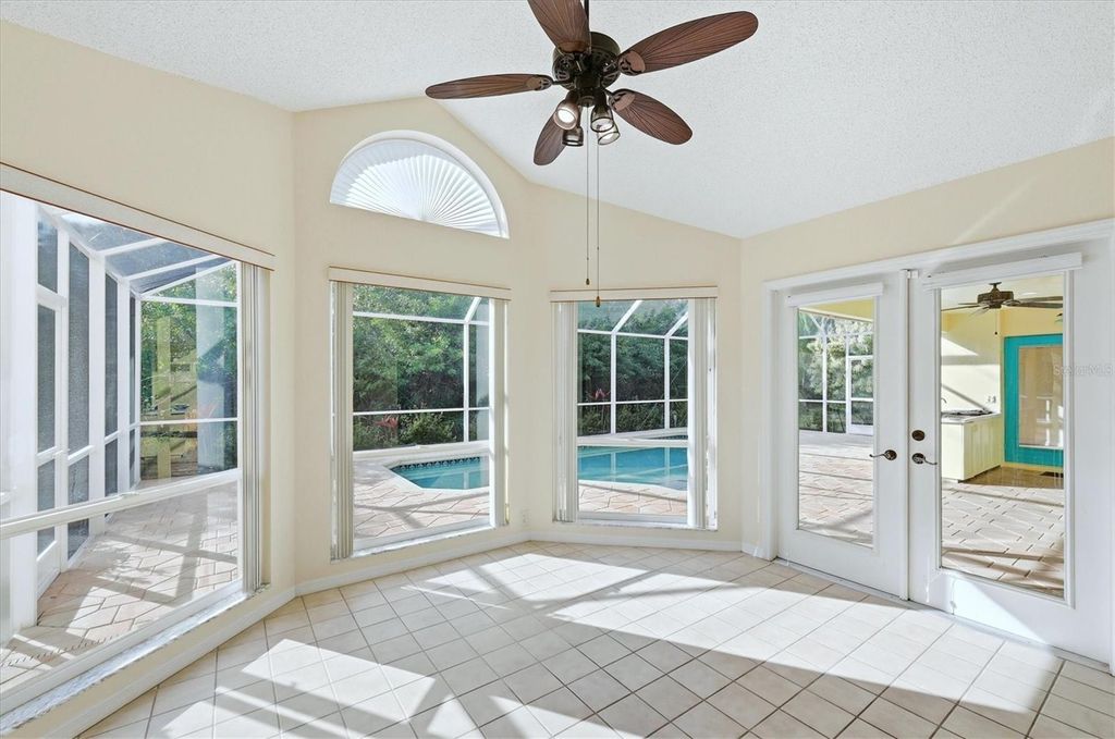 Image 9 of property listing at 1041 BECKLEY CIRCLE, Venice, FL 34292