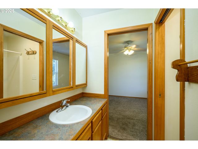 1411 Ne LOGAN St, Mc Minnville, OR 97128