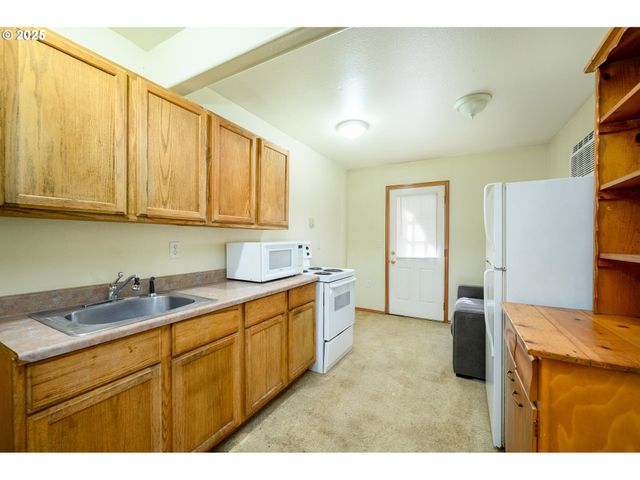 1411 Ne LOGAN St, Mc Minnville, OR 97128