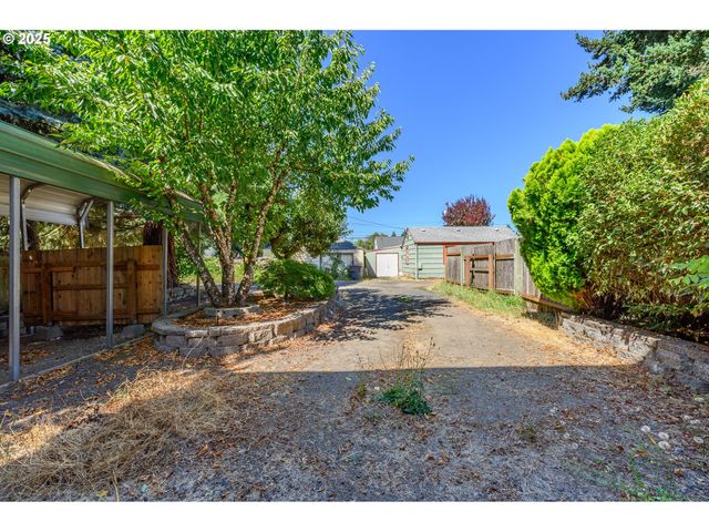 1411 Ne LOGAN St, Mc Minnville, OR 97128