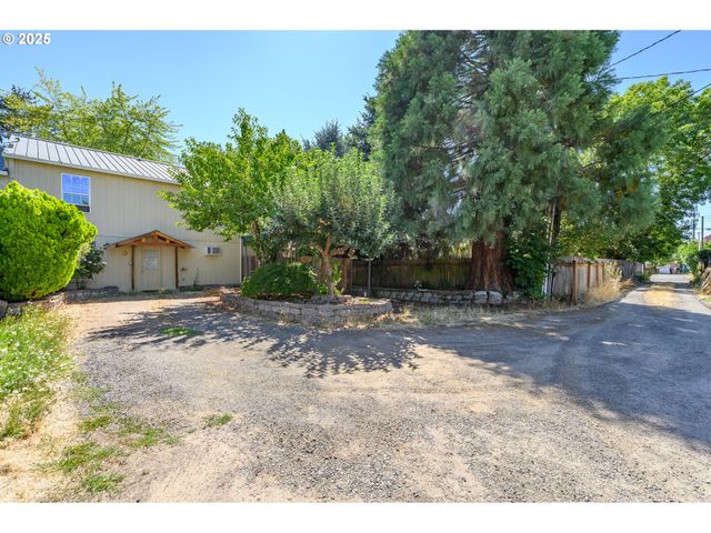 1411 Ne LOGAN St, Mc Minnville, OR 97128