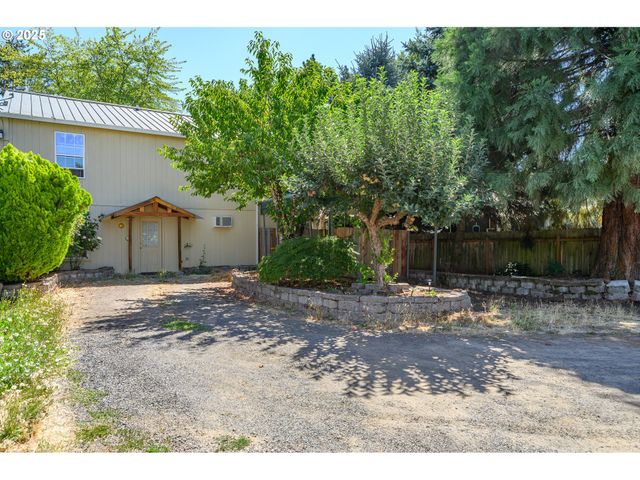 1411 Ne LOGAN St, Mc Minnville, OR 97128