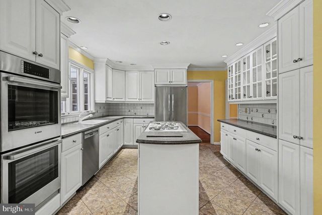 3 CARRIAGE WAY, Berwyn, PA 19312