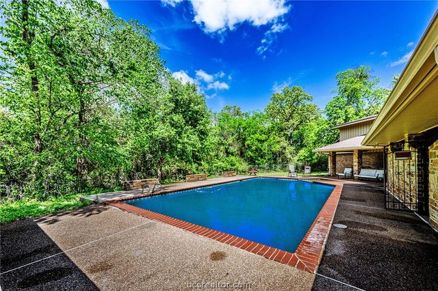 1100 Broadmoor Drive, Bryan, TX 77802