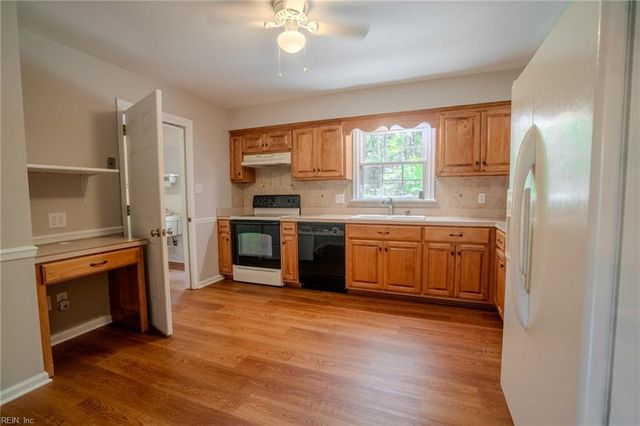 200 Walden DR, Yorktown, VA 23692