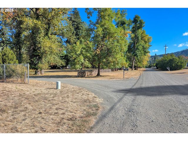 78341 SNAUER Ln, Cottage Grove, OR 97424