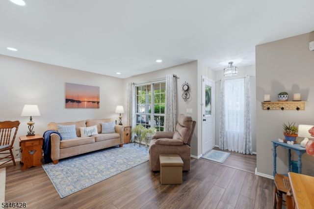 220 Learnington Way, Franklin Twp., NJ 08873