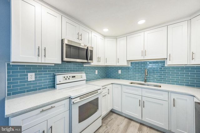 87 VERMILLION LN, Levittown, PA 19054