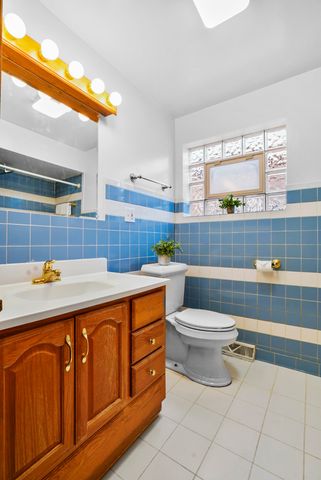 6135 W 63rd Place, Chicago, IL 60638