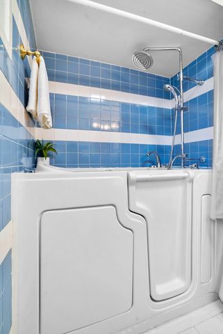 6135 W 63rd Place, Chicago, IL 60638