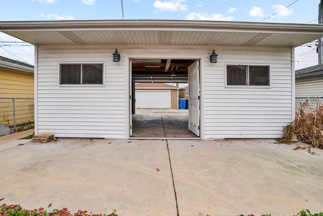 6135 W 63rd Place, Chicago, IL 60638