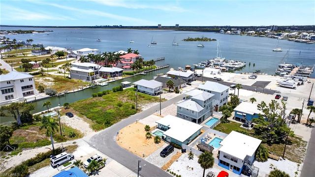 412 Harbor CT, Fort Myers Beach, FL 33931