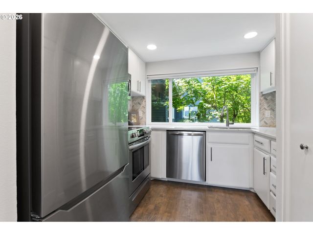 118 N HAYDEN BAY Dr, Portland, OR 97217