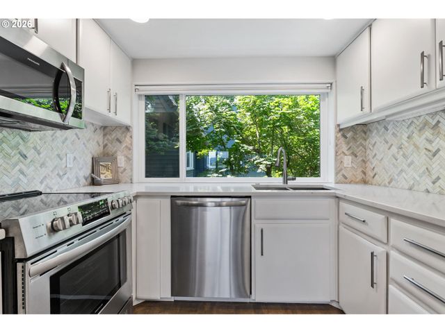 118 N HAYDEN BAY Dr, Portland, OR 97217