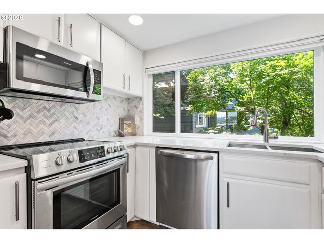 118 N HAYDEN BAY Dr, Portland, OR 97217