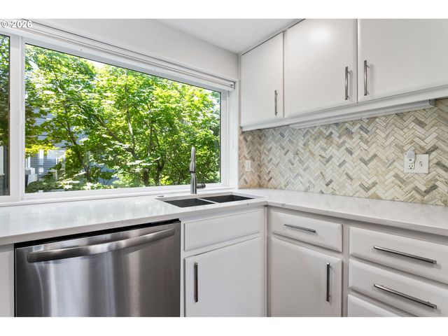 118 N HAYDEN BAY Dr, Portland, OR 97217