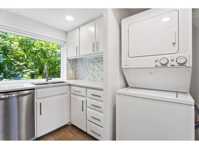 118 N HAYDEN BAY Dr, Portland, OR 97217