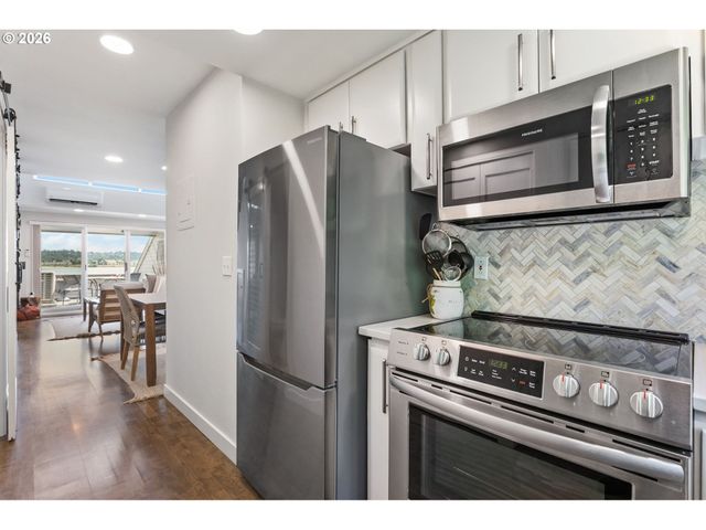 118 N HAYDEN BAY Dr, Portland, OR 97217
