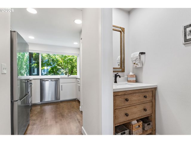 118 N HAYDEN BAY Dr, Portland, OR 97217