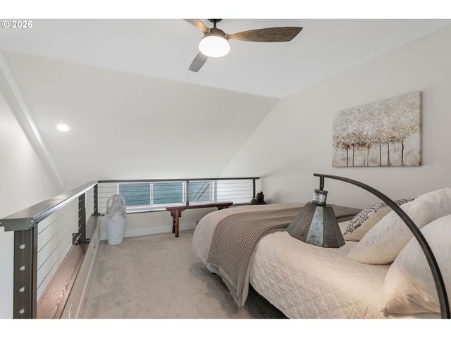 118 N HAYDEN BAY Dr, Portland, OR 97217