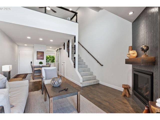118 N HAYDEN BAY Dr, Portland, OR 97217